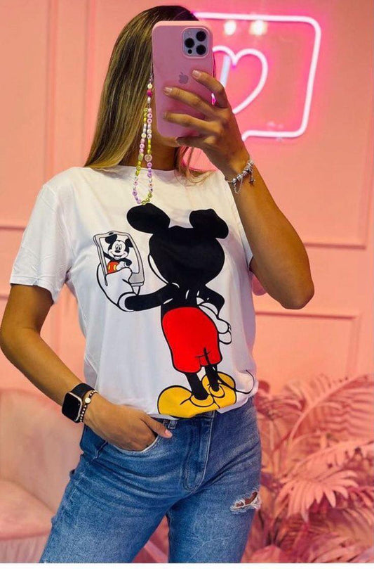 Дамска тениска Mickey #Selfie  https://satmoda.com/products/дамска-тениска-mickey-selfie  Ефектна дамска тениска с обло деколте и свободна кройка.Осигурява максимален комфорт през летните дни.Материя: 100% памук.Препоръчителна температура за пране 30°