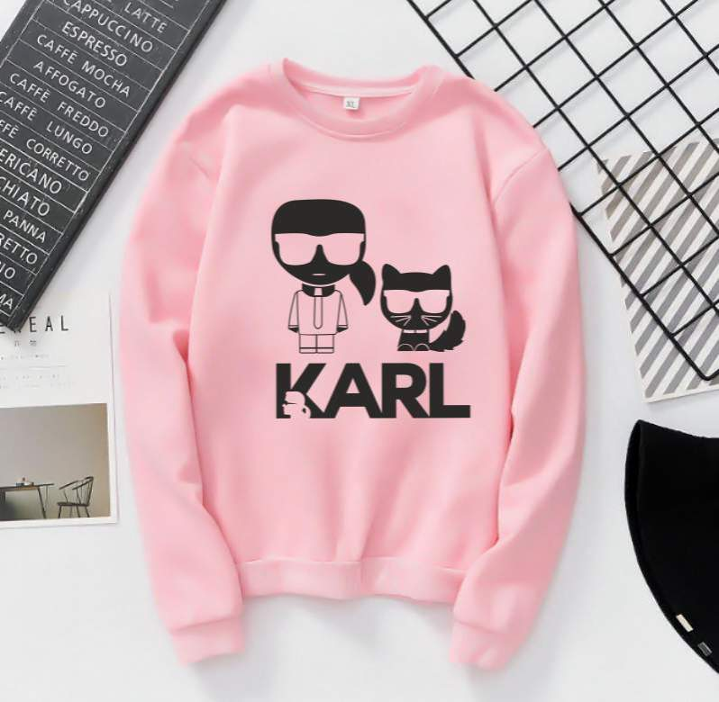 Модерна дамска блуза Karl&cat  https://satmoda.com/products/дамска-блуза-karl-cat-dtg  Модерна дамска блуза с надпис.Блуза с обло деколте и свободна кройка. Материята на блузата е изключително мека и приятна. Осигурява максимален комфорт и топлина