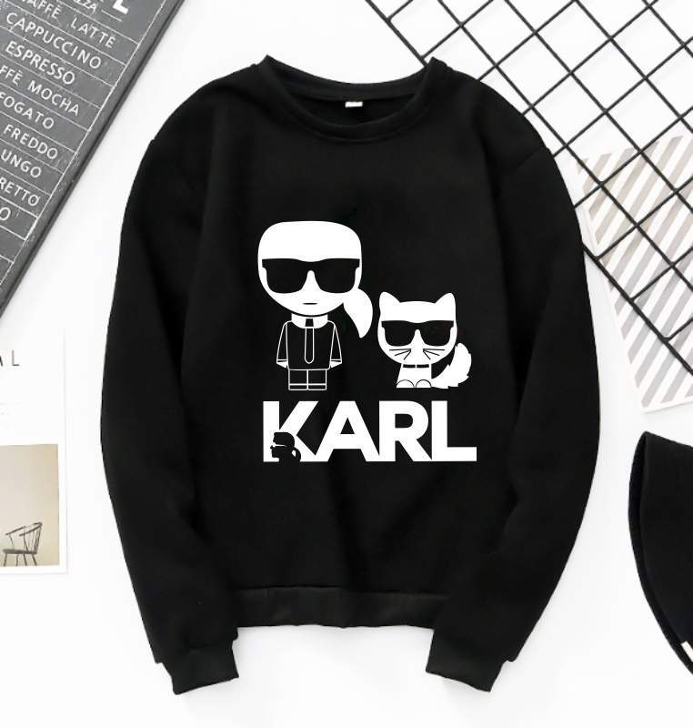 Модерна дамска блуза Karl&cat  https://satmoda.com/products/дамска-блуза-karl-cat-dtg  Модерна дамска блуза с надпис.Блуза с обло деколте и свободна кройка. Материята на блузата е изключително мека и приятна. Осигурява максимален комфорт и топлина