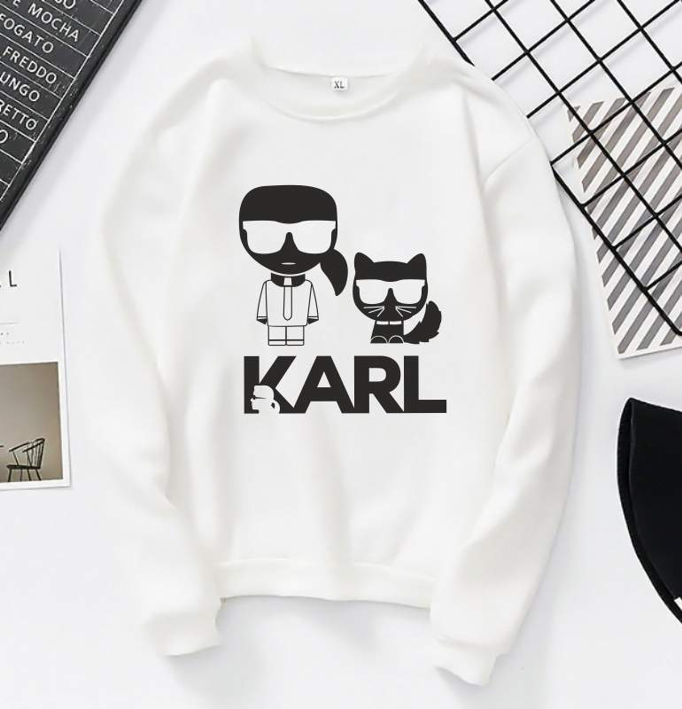 Модерна дамска блуза Karl&cat  https://satmoda.com/products/дамска-блуза-karl-cat-dtg  Модерна дамска блуза с надпис.Блуза с обло деколте и свободна кройка. Материята на блузата е изключително мека и приятна. Осигурява максимален комфорт и топлина