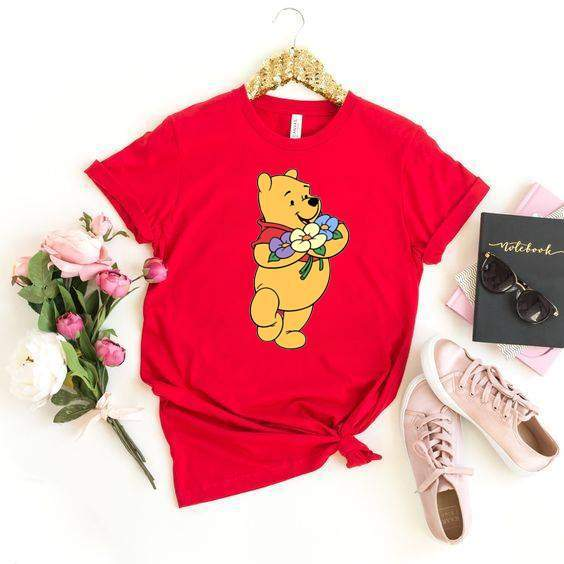 Дамска тениска Pooh flowers  https://satmoda.com/products/дамска-тениска-pooh-flowers  Дамска Тениска с обло деколте и свободна кройка.Материята на тениската е изключително мека и осигурява максимален комфорт през летните дни.Съчетава се добре с елегантно, спортно-елегантно и ежедневно облекло.Тениската е изработена от 100% памукПрепоръчителна температура за пране 30°