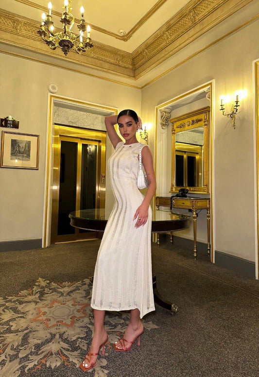 Дамска рокля Karely - SatModa.  https://satmoda.com/products/дамска-рокля-karely-white  ежедневна рокля в екрю цвят модел по тялото, описващ фигурата от приятно и финно плетиво чудесен избор за красива, женствена визия