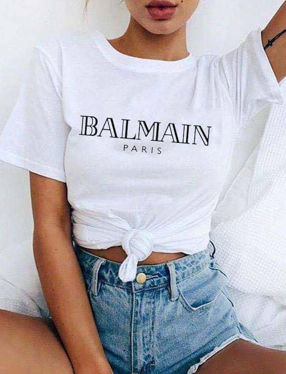 https://satmoda.com/products/balmain модерна дамска тениска с надпис  Модерна дамска тениска с надпис100% памукДамска тениска Balmain DTG  https://satmoda.com/products/дамска-тениска-balmain-модерна-дамска-тениска-с-надпис  Дамска Тениска с обло деколте и свободна кройка.Материята на тениската е изключително мека и осигурява максимален комфорт през летните дни.Съчетава се добре с елегантно, спортно-елегантно и ежедневно облекло.Тениската е изработена от&nbsp;100% памук