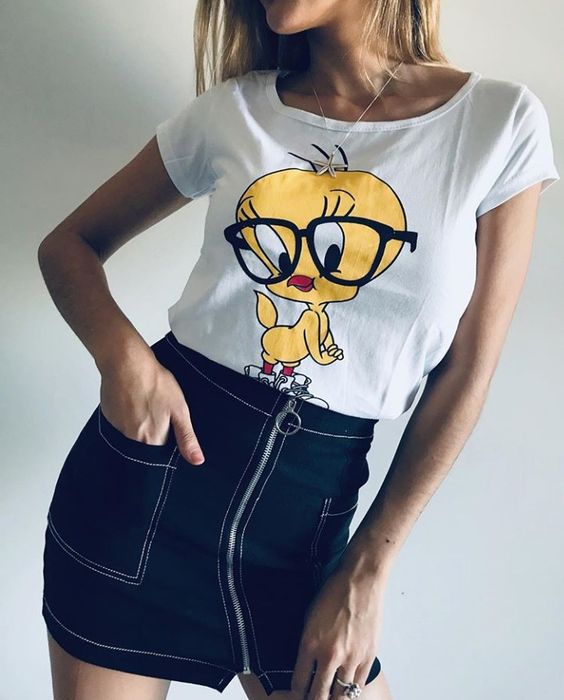 Дамска тениска Tweety - SatModa  https://satmoda.com/products/дамска-тениска-tweety-new  Ефектна дамска тениска с обло деколте и свободна кройка.Осигурява максимален комфорт през летните дни.Материя: 100% памук.Препоръчителна температура за пране 30°