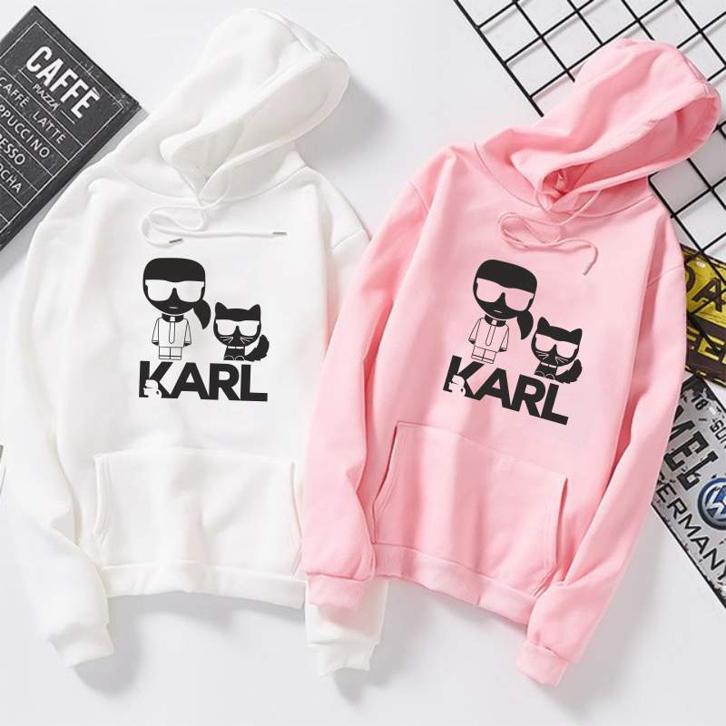 Дамски суичър Karl cat  https://satmoda.com/products/дамски-суичър-karl-cat  Ефектен дамски суичър с качулка с връзкиМатерията на блузата е изключително мека и приятна. Осигурява максимален комфорт и топлина през зимните дни100% Памук