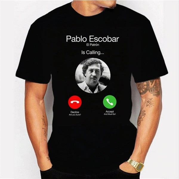 Мъжка Тениска Pablo Escobar Calling  https://satmoda.com/products/мъжка-тениска-pablo-escobar-calling  Мъжка тениска с обло деколте и свободна кройка.Тениската е изработена от100% памук