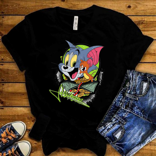 Дамска тениска Tom & Jerry  https://satmoda.com/products/дамска-тениска-tom-jerry-лято-2022  Дамска тениска с обло деколте и свободна кройка. Тениската е изключително мека и осигурява максимален комфорт през летните дни.Тениската е изработена 100% памук