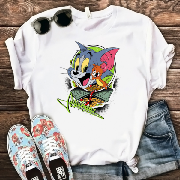 Дамска тениска Tom & Jerry  https://satmoda.com/products/дамска-тениска-tom-jerry-лято-2022  Дамска тениска с обло деколте и свободна кройка. Тениската е изключително мека и осигурява максимален комфорт през летните дни.Тениската е изработена 100% памук