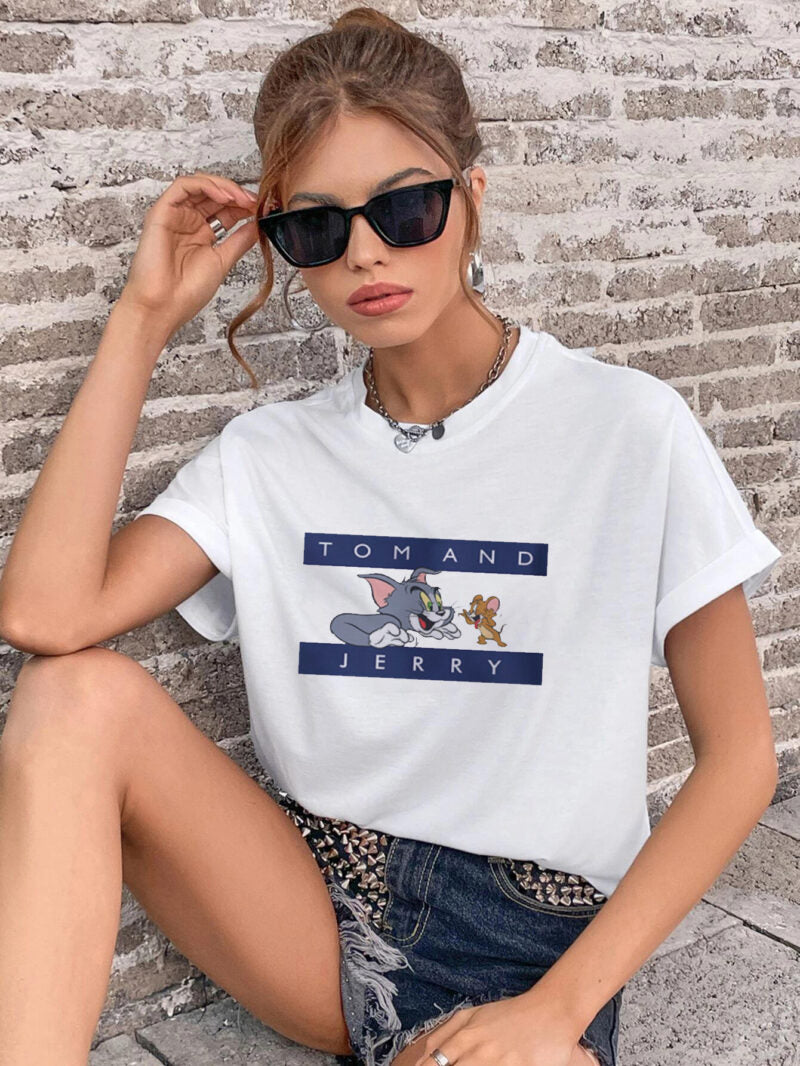 Дамска тениска Tom and Jerry Hilfiger  https://satmoda.com/products/дамска-тениска-tom-and-jerry-hilfiger  Ефектна дамска тениска с обло деколте и свободна кройка.Осигурява максимален комфорт през летните дни.Материя: 100% памук.Препоръчителна температура за пране 30°