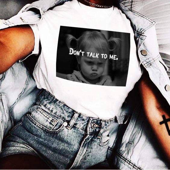 Дамска тениска Don`t talk to me  https://satmoda.com/products/дамска-тениска-don-t-talk-to-me  Ефектна дамска тениска с щампа.Обло деколте и свободна кройка.Материята на тениската е изключително мека и осигурява максимален комфорт през летните дни.Съчетава се добре с елегантно, спортно-елегантно и ежедневно облекло.Тениската е изработена от 100% памук