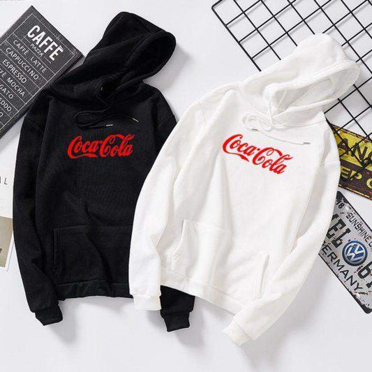 Дамски суичър Coca Cola  https://satmoda.com/products/дамски-суичър-с-качулка-coca-cola  Ефектен дамски суичър с качулка с връзкиМатерията на блузата е изключително мека и приятна. Осигурява максимален комфорт и топлина през зимните дни100% Памук