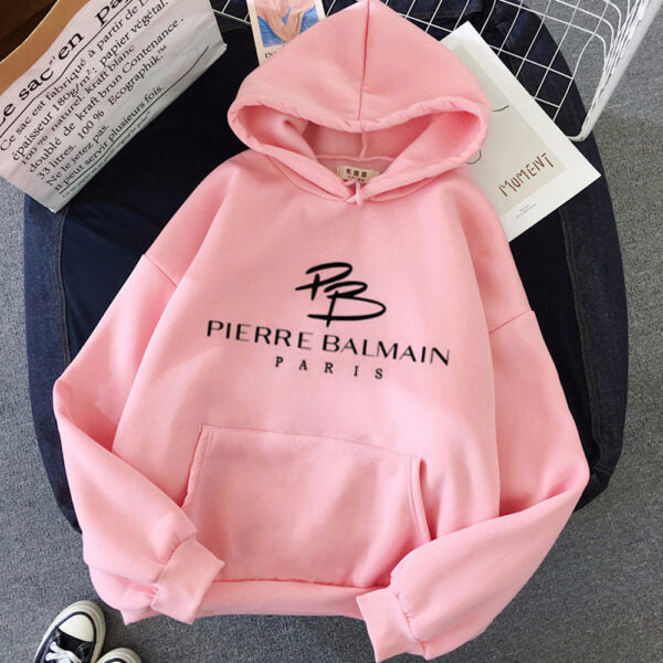 Дамски суичър Pierre Balmain  https://satmoda.com/products/дамски-суичър-с-качулка-pierre-balmain  Ефектен дамски суичър с качулка с връзки. Материята на блузата е изключително мека и приятна. Осигурява максимален комфорт и топлина през зимните дни. 100% Памук