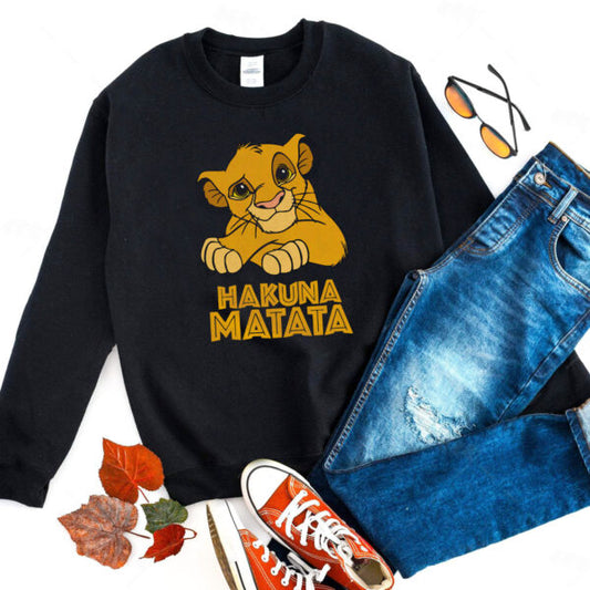 Дамска блуза Hakuna Matata Simba  https://satmoda.com/products/дамска-блуза-hakuna-matata-simba  Дамска блуза с щампа.Блуза с обло деколте и свободна кройка.Материята на блузата е изключително мека и приятна. Осигурява максимален комфорт и топлина. 100% памук