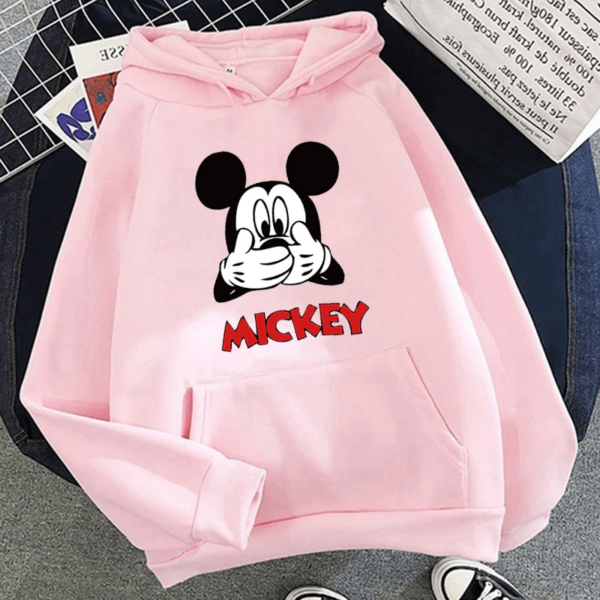 Дамски суичър Mickey  https://satmoda.com/products/дамски-суичър-mickey  Ефектен дамски суичър с качулка с връзки. Материята на блузата е изключително мека и приятна. Осигурява максимален комфорт и топлина през зимните дни. 100% Памук