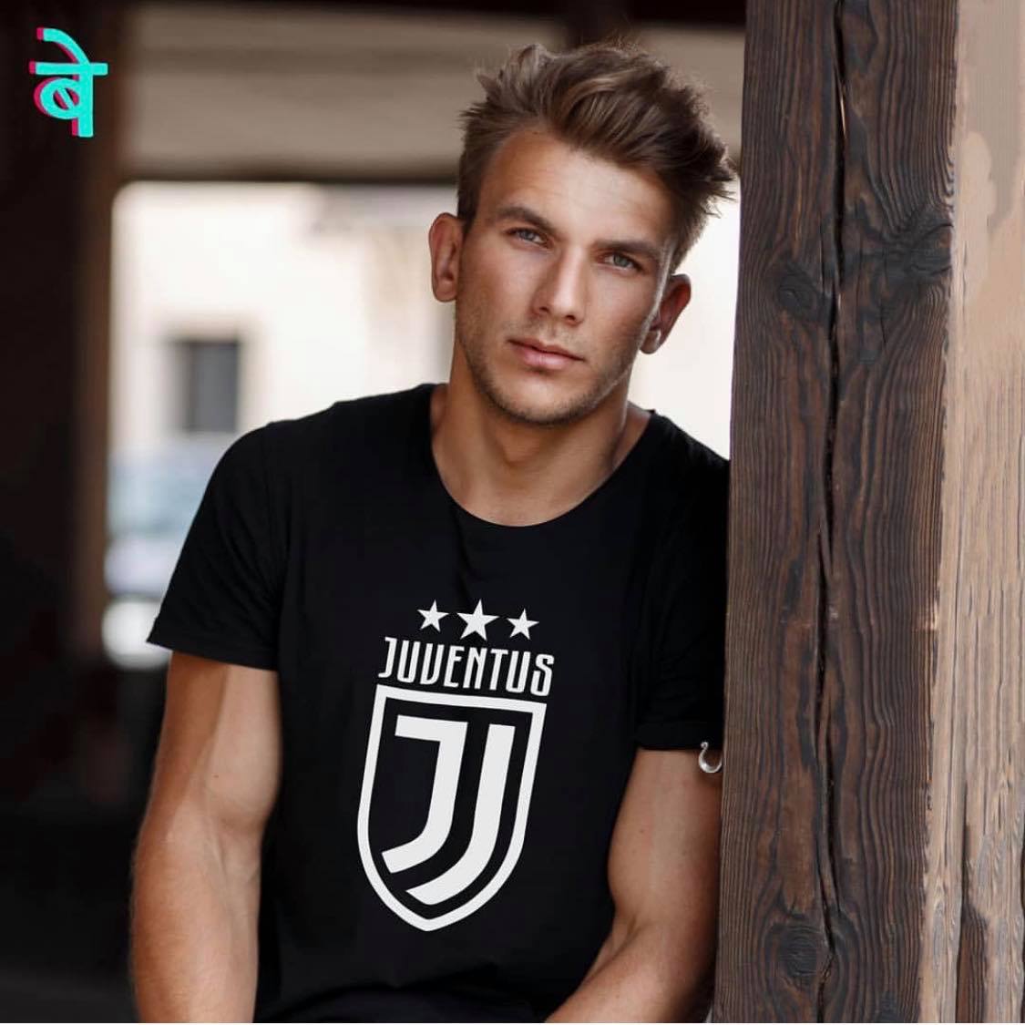 Мъжка тениска JUVENTUS  https://satmoda.com/products/мъжка-тениска-juventus  Мъжка тениска с обло деколте и свободна кройка. Материята на тениската е изключително мека и осигурява максимален комфорт през летните дни. Съчетава се добре с елегантно, спортно-елегантно и ежедневно облекло.Тениската е изработена от 100% памукПрепоръчителна температура за пране 30°