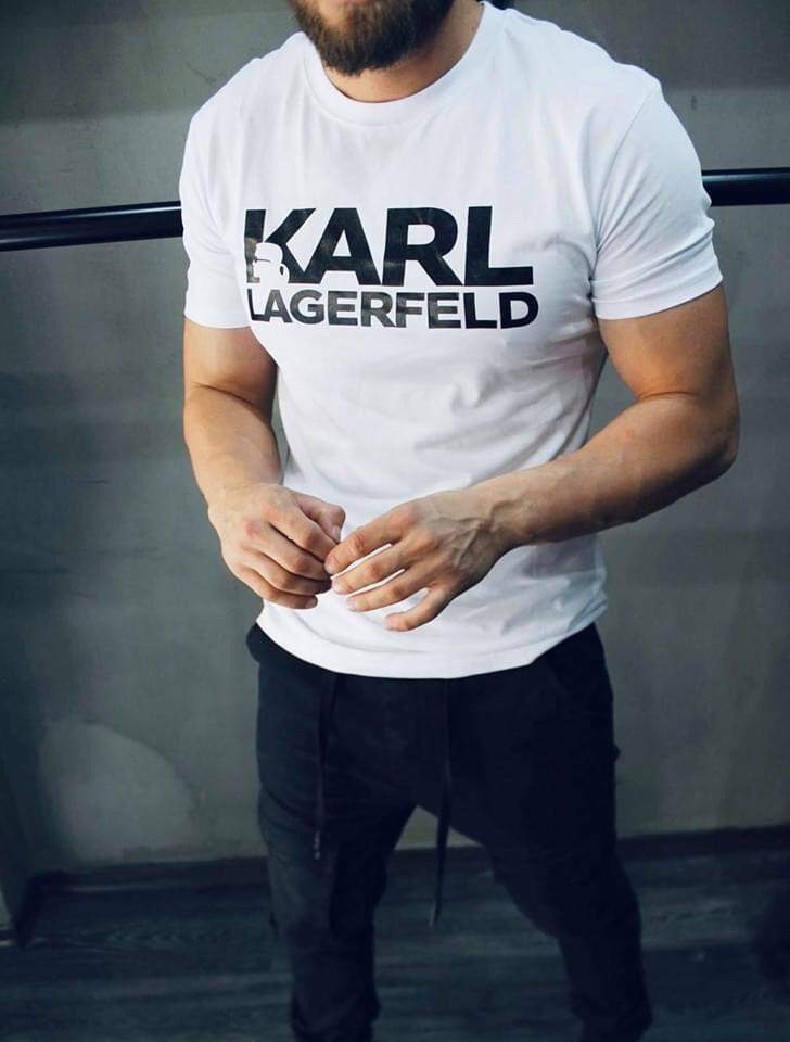 Мъжка тениска KARL LAGERFELD  https://satmoda.com/products/мъжка-тениска-karl-lagerfeld  Мъжка тениска с обло деколте и свободна кройка. Материята на тениската е изключително мека и осигурява максимален комфорт през летните дни. Съчетава се добре с елегантно, спортно-елегантно и ежедневно облекло.Тениската е изработена от 100% памукПрепоръчителна температура за пране 30°