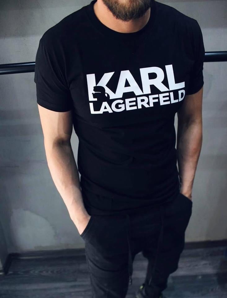 Мъжка тениска KARL LAGERFELD  https://satmoda.com/products/мъжка-тениска-karl-lagerfeld  Мъжка тениска с обло деколте и свободна кройка. Материята на тениската е изключително мека и осигурява максимален комфорт през летните дни. Съчетава се добре с елегантно, спортно-елегантно и ежедневно облекло.Тениската е изработена от 100% памукПрепоръчителна температура за пране 30°