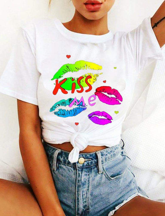 Дамска тениска Kiss me  https://satmoda.com/products/ефектна-дамска-тениска-kiss-me  Ефектна дамска тениска с щампаМатерия: 100% памукСъчетава се добре както с дънки, така и със спортен екипПрепоръчителна температура за пране 30°