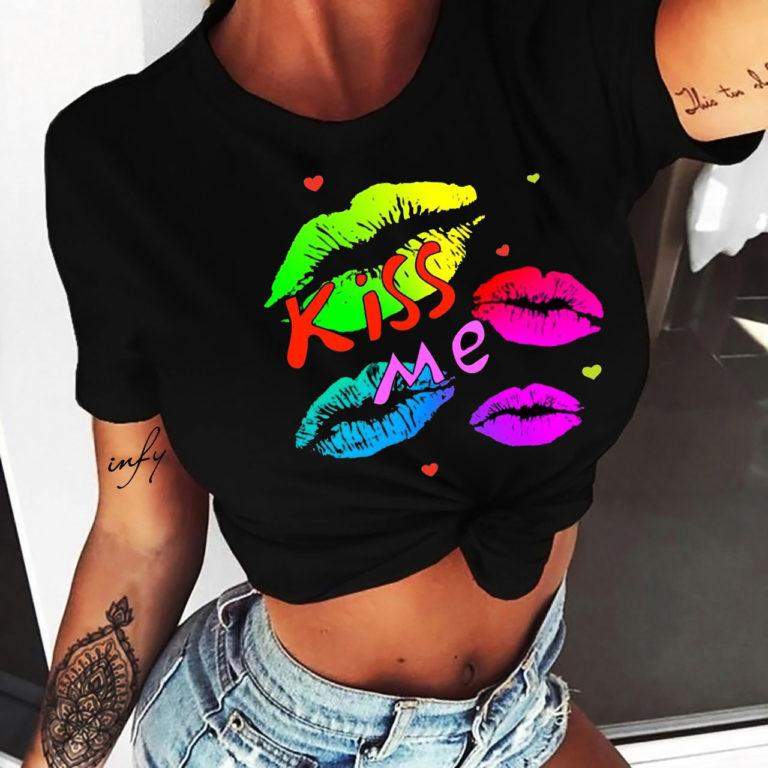 Дамска тениска Kiss me  https://satmoda.com/products/ефектна-дамска-тениска-kiss-me  Ефектна дамска тениска с щампаМатерия: 100% памукСъчетава се добре както с дънки, така и със спортен екипПрепоръчителна температура за пране 30°