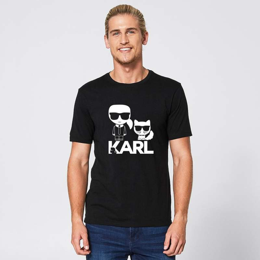 Мъжка тениска Karl Lagerfeld cat  https://satmoda.com/products/мъжка-тениска-karl-lagerfeld-cat  Мъжка тениска с обло деколте и свободна кройка. Материята на тениската е изключително мека и осигурява максимален комфорт през летните дни. Съчетава се добре с елегантно, спортно-елегантно и ежедневно облекло.Тениската е изработена от 100% памукПрепоръчителна температура за пране 30°