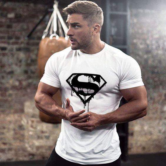 Мъжка тениска SUPERMAN  https://satmoda.com/products/мъжка-тениска-superman  Мъжка тениска с обло деколте и свободна кройка. Материята на тениската е изключително мека и осигурява максимален комфорт през летните дни. Съчетава се добре с елегантно, спортно-елегантно и ежедневно облекло.Тениската е изработена от 100% памукПрепоръчителна температура за пране 30°