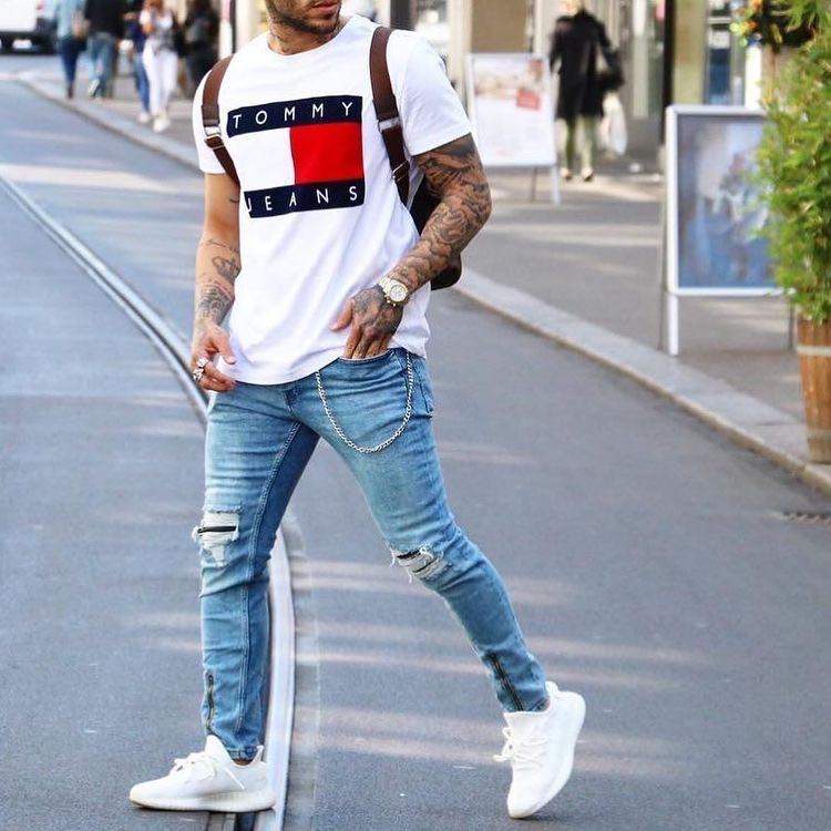 Мъжка тениска TOMMY JEANSDTG  https://satmoda.com/products/Мъжка-тениска-tommy-jeansdtg  Мъжка тениска с обло деколте и свободна кройка. Материята на тениската е изключително мека и осигурява максимален комфорт през летните дни. Съчетава се добре с елегантно, спортно-елегантно и ежедневно облекло.Тениската е изработена от 100% памукПрепоръчителна температура за пране 30°