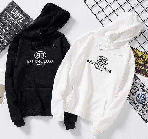 Дамски суичър BALENCIAGA  https://satmoda.com/products/дамски-суичър-с-качулка-balenciaga  Ефектен дамски суичър с качулка с връзкиМатерията на блузата е изключително мека и приятна. Осигурява максимален комфорт и топлина през зимните дни100% Памук