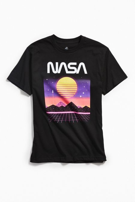 Мъжка Тениска NASA Electro Landscape  https://satmoda.com/products/мъжка-тениска-nasa-electro-landscape  Мъжка тениска с обло деколте и свободна кройка.Тениската е изработена от100% памук