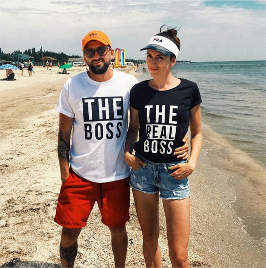 Тениски за двойки The Real Boss  https://satmoda.com/products/тениски-за-двойки-the-real-boss  Тениски с обло деколте и свободна кройка. Материята на тениските е изключително мека и осигурява максимален комфорт през летните дни.100% памук