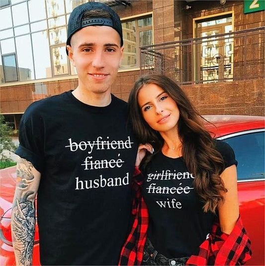 Тениски за двойки Husband & Wife  https://satmoda.com/products/тениски-за-двойки-husband-wife  Тениски с обло деколте и свободна кройка. Материята на тениските е изключително мека и осигурява максимален комфорт през летните дни.100% памук