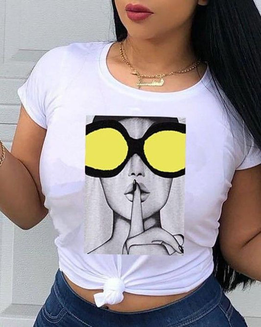 Дамска тениска Sunglasses in yellow  https://satmoda.com/products/дамска-тениска-sunglasses-in-yellow-лято-2022  Дамска тениска с обло деколте и свободна кройка. Тениската е изключително мека и осигурява максимален комфорт през летните дни.Тениската е изработена 100% памук