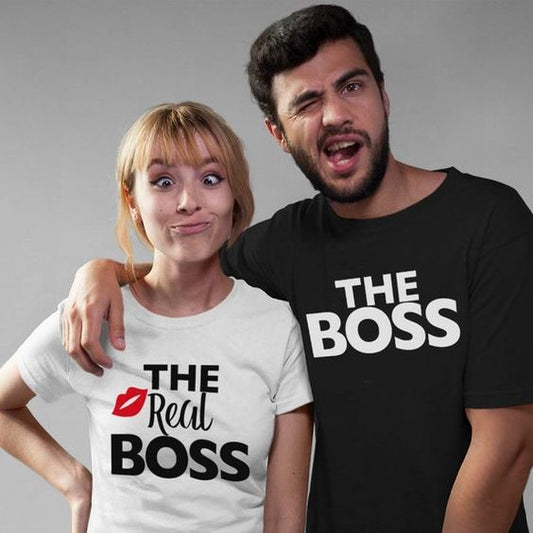 Тениски за двойки The Boss*b&w  https://satmoda.com/products/тениски-за-двойки-the-boss-b-w  Тениски с обло деколте и свободна кройка. Материята на тениските е изключително мека и осигурява максимален комфорт през летните дни.100% памук