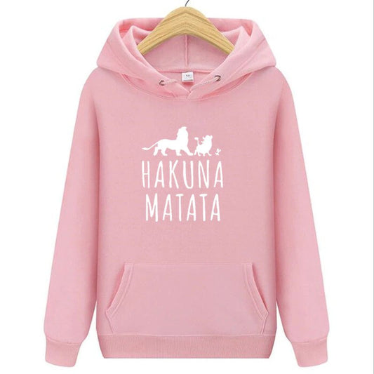 Дамски суичър Hakuna Matata  https://satmoda.com/products/дамски-суичър-с-качулка-hakuna-matata  Ефектен дамски суичър с качулка с връзкиМатерията на блузата е изключително мека и приятна. Осигурява максимален комфорт и топлина през зимните дни100% Памук