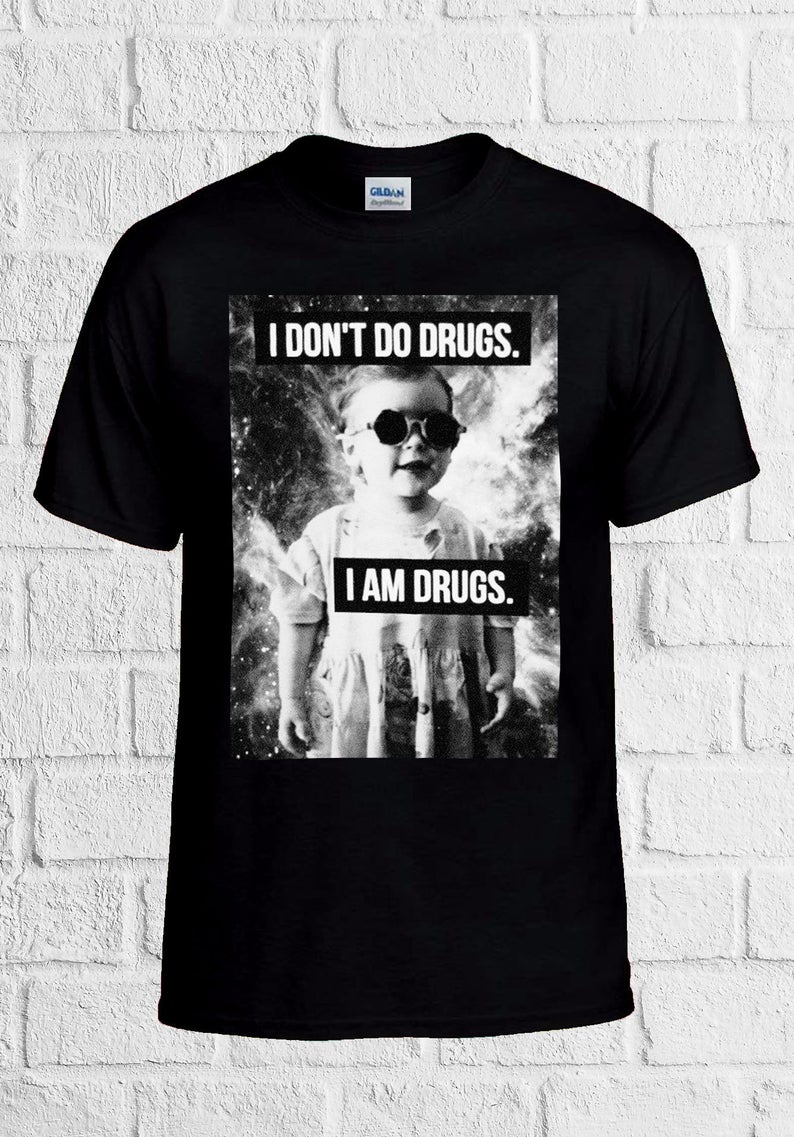 Мъжка Тениска I Am Drugs - SatModa  https://satmoda.com/products/мъжка-тениска-i-am-drugs  Мъжка тениска с обло деколте и свободна кройка.Тениската е изработена от100% памук