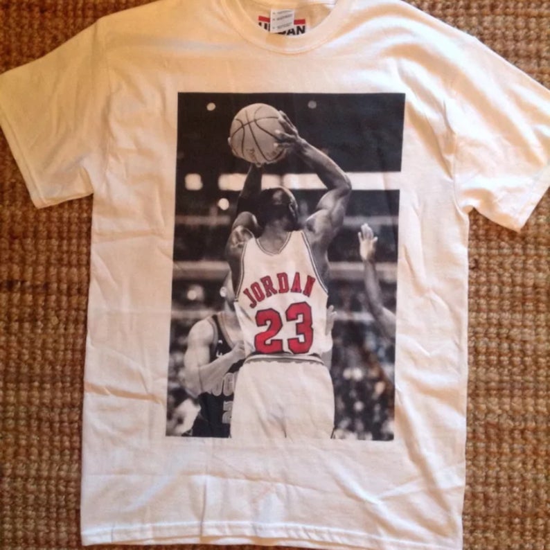 Мъжка Тениска Michael Jordan - SatModa  https://satmoda.com/products/мъжка-тениска-michael-jordan  Мъжка тениска с обло деколте и свободна кройка.Тениската е изработена от100% памук