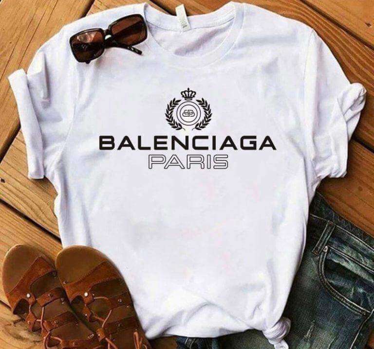 Дамска тениска Balenciaga Paris  https://satmoda.com/products/дамска-тениска-balenciaga-paris-лято-2022  Дамска тениска с обло деколте и свободна кройка. Тениската е изключително мека и осигурява максимален комфорт през летните дни.Тениската е изработена 100% памук