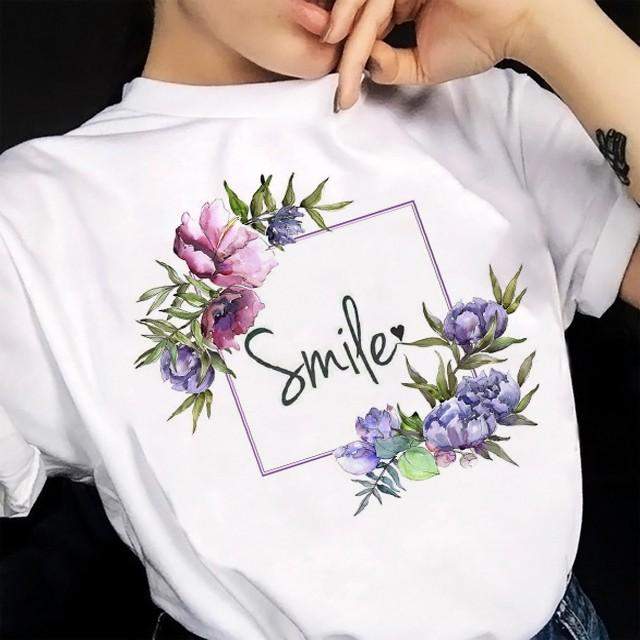 Дамска тениска Smile flowers  https://satmoda.com/products/дамска-тениска-smile-лято-2022  Дамска тениска с обло деколте и свободна кройка. Тениската е изключително мека и осигурява максимален комфорт през летните дни.Тениската е изработена 100% памук